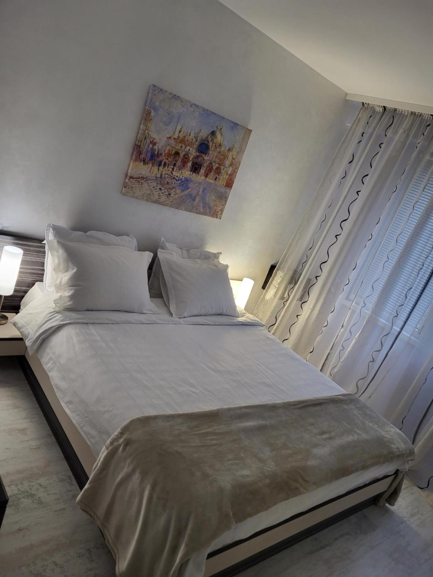 Luny Apartment Ruse Esterno foto